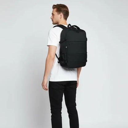 homme avec sac a dos week end noir