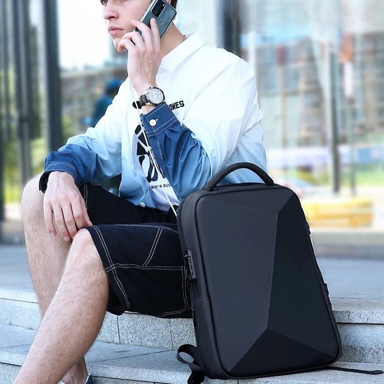 homme a coté d'un sac antivol premium extensible