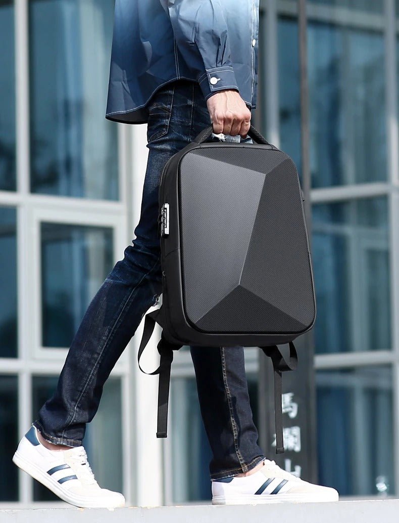 homme qui porte sac antivol premium extensible