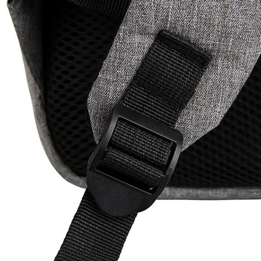 Détail de la boucle de réglage de la bretelle du sac avion cabine gris