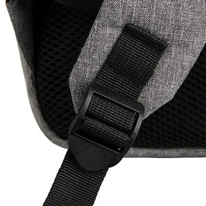 Détail de la boucle de réglage de la bretelle du sac avion cabine gris