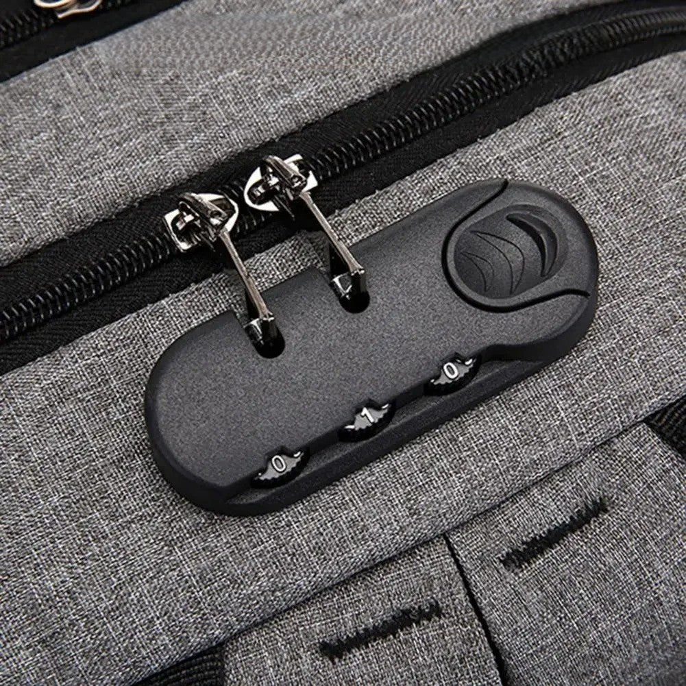 Gros plan sur la serrure à code et les fermetures zippées du sac avion cabine gris