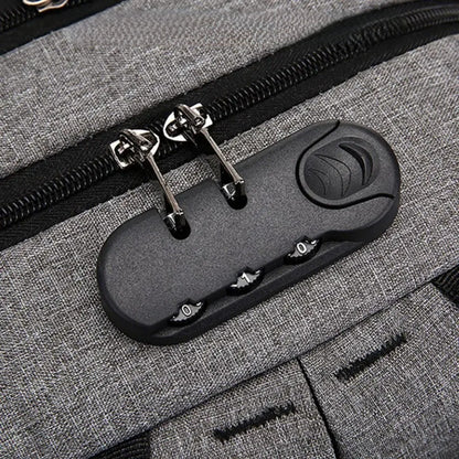 Gros plan sur la serrure à code et les fermetures zippées du sac avion cabine gris