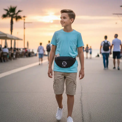 garçon se promène avec son sac banane ado garçon