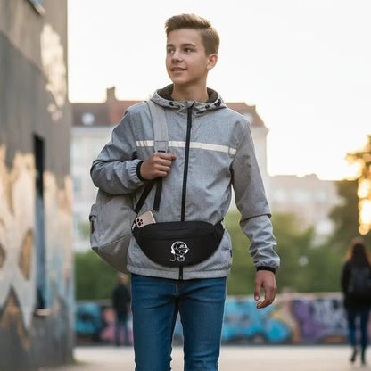 ado en ville avec sac banane ado garçon