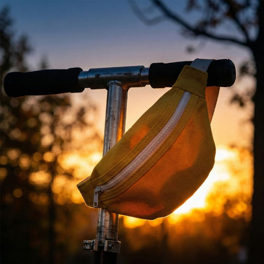  sac banane enfant jaune sur une trotinette