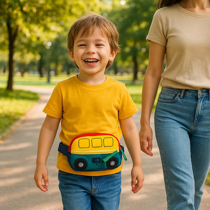enfant dans un parc portant un sac banane enfant garçon en forme d'autobus
