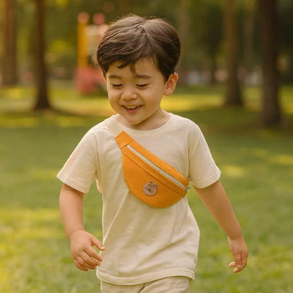garçon se promène avec sac banane enfant petit ours orange