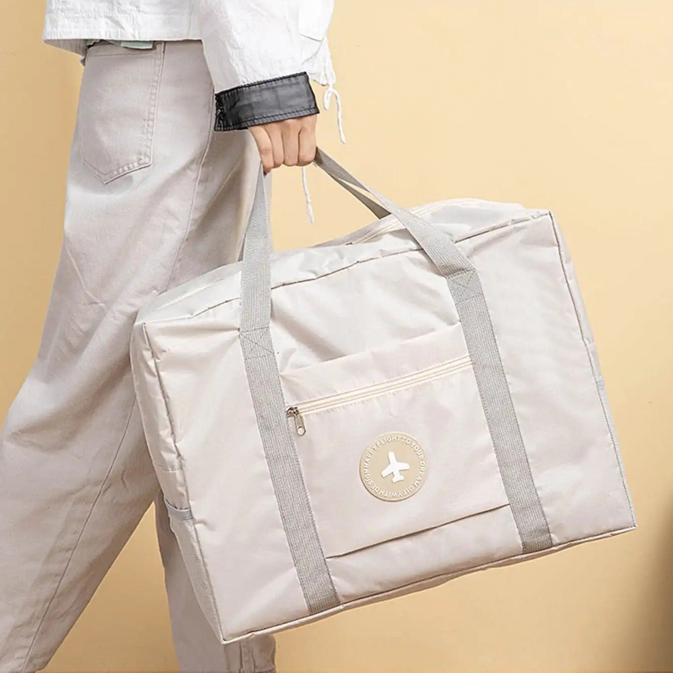 homme avec un sac cabine avion