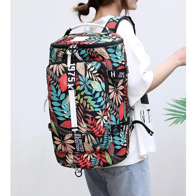 femme avec sac convertible en sac à dos motif floral