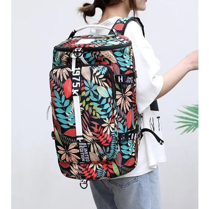 femme avec sac convertible en sac à dos motif floral