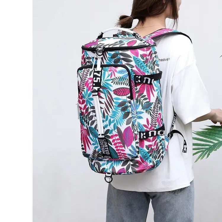 femme avec sac convertible en sac à dos motif floral