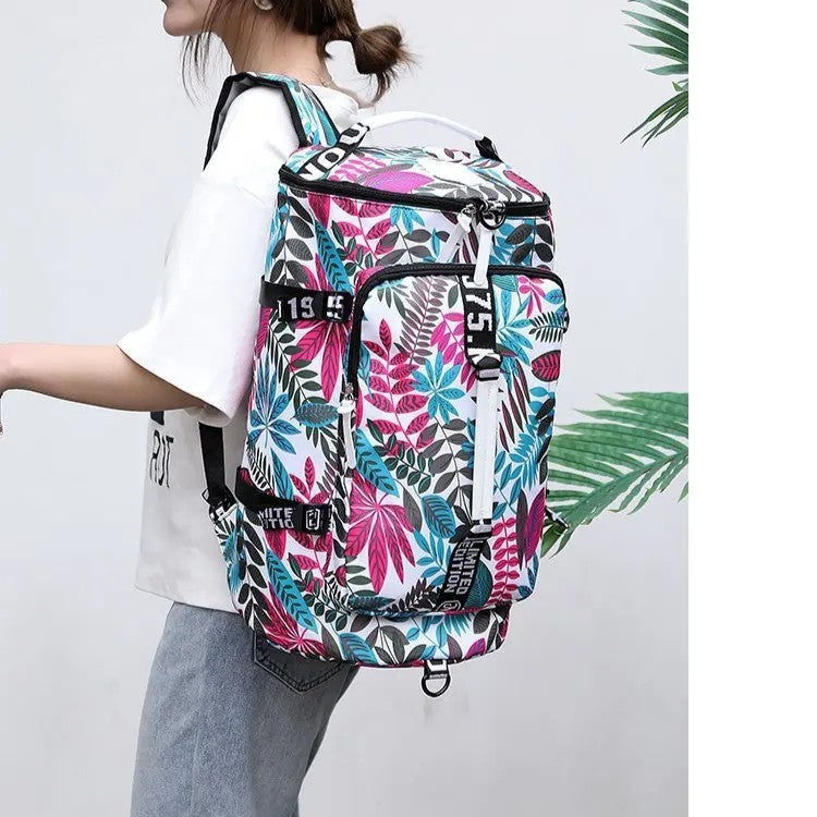 femme avec sac convertible en sac à dos motif floral