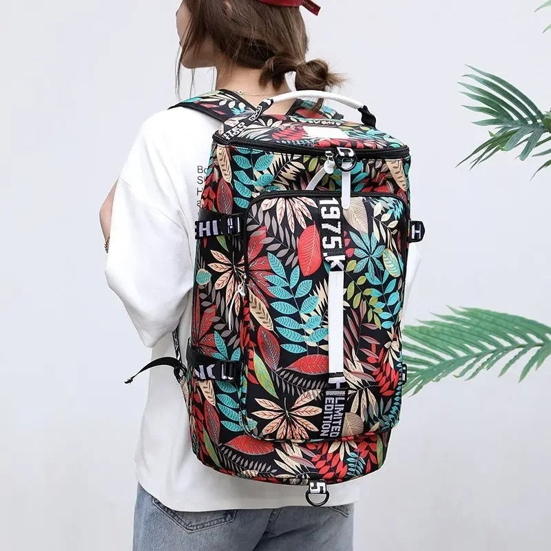 femme avec sac convertible en sac à dos motif floral