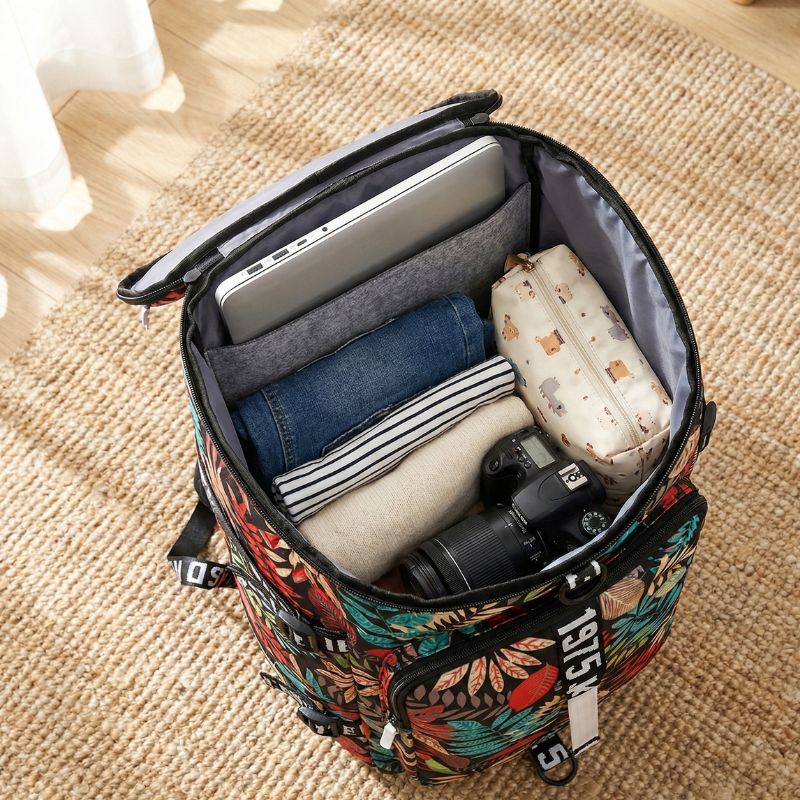 sac convertible en sac a dos motif floral rempli posé au sol