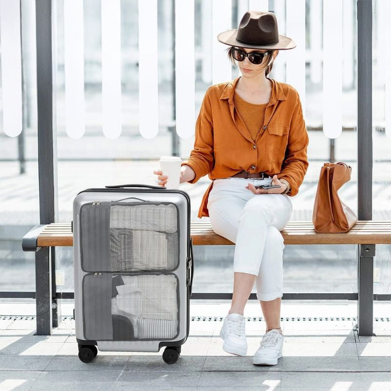 femme à l'aéroport avec valise et sac de compression voyage sans aspirateur 4 pièces