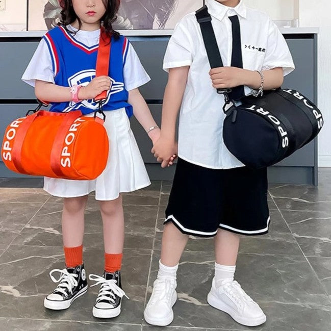 fille et garçon avec sac de sport enfant fourre tout voyage