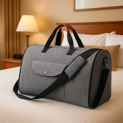 sac de voyage convertible costume business posé sur un lit