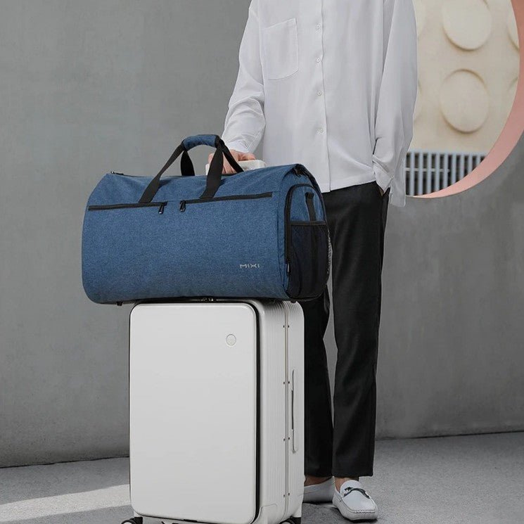 homme avec sac de voyage convertible grande capacité sur valise