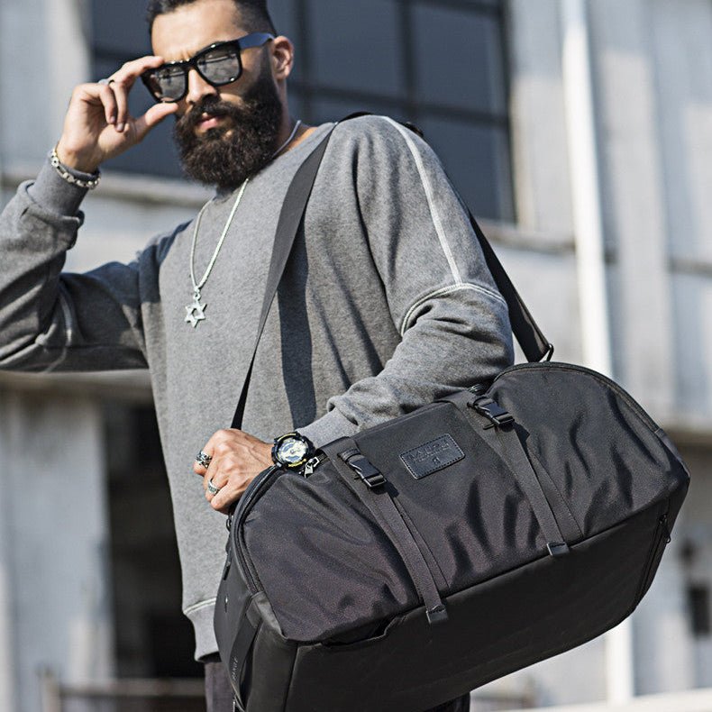 homme avec sac de voyage convertible noir en bandoulière