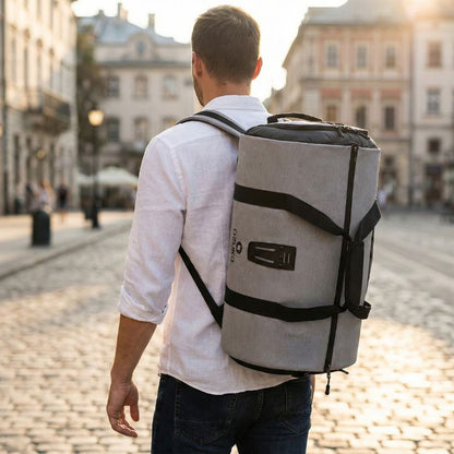 homme avec chemise blanche et sac de voyage convertible au dos
