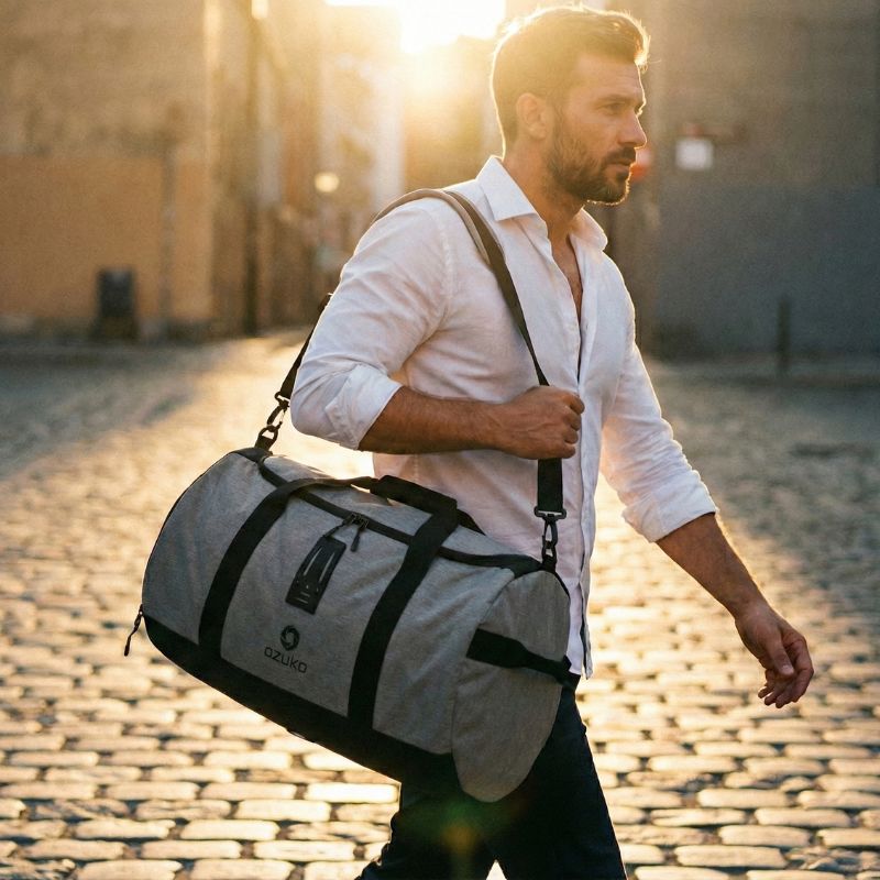 homme en ville avec sac de voyage convertible