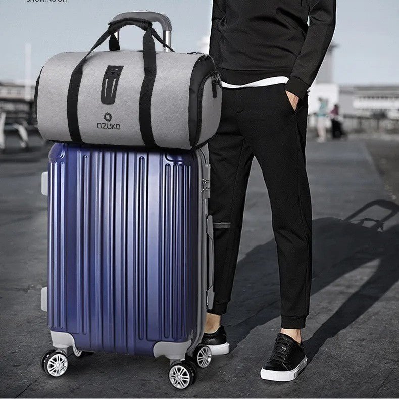 sac de voyage convertible pro sur valise bleu avec homme à coté