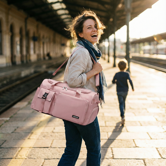 femme souriante sur le quai avec sac de voyage femme convertible rose