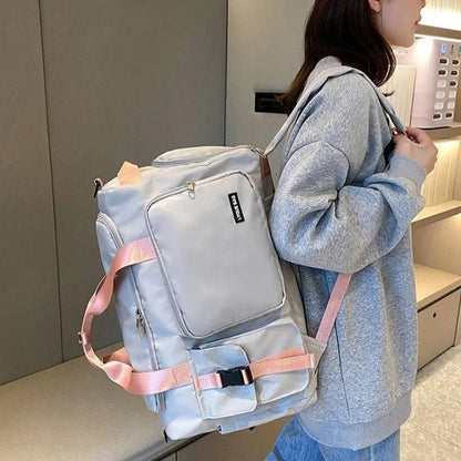 femme avec sac de voyage femme convertible au dos