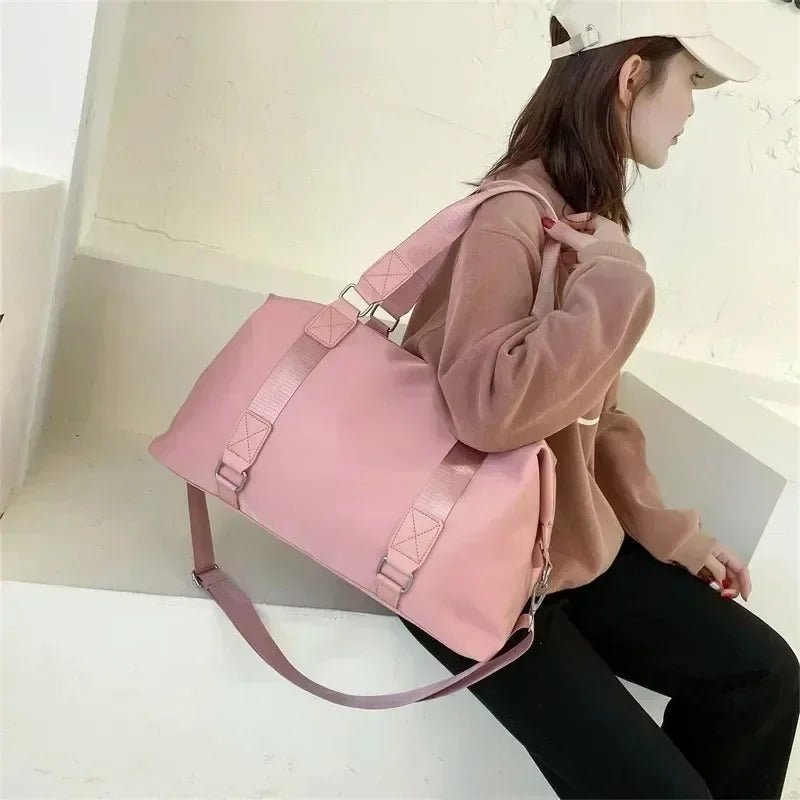 femme avec sac de voyage femme léger rose