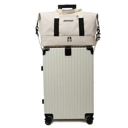 sac de voyage femme sport sur grande valise