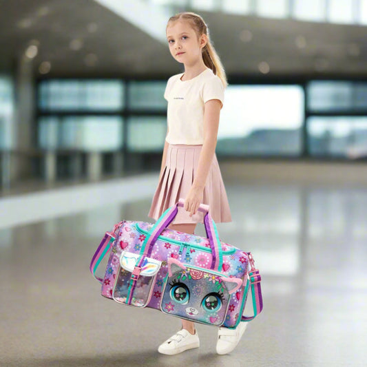 fille dans aéroport avec sac de voyage fille mignon