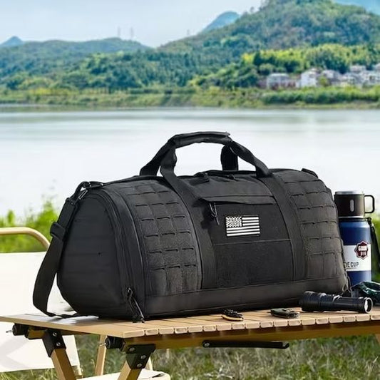 sac de voyage homme 40L militaire noir devant lac
