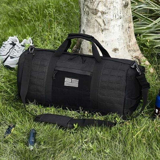 sac de voyage homme 40L militaire noir au pied d'un arbre