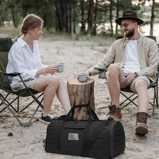 sac de voyage homme 40L militaire dans la foret