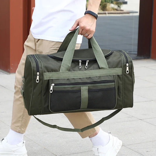 homme avec sac de voyage homme vert militaire