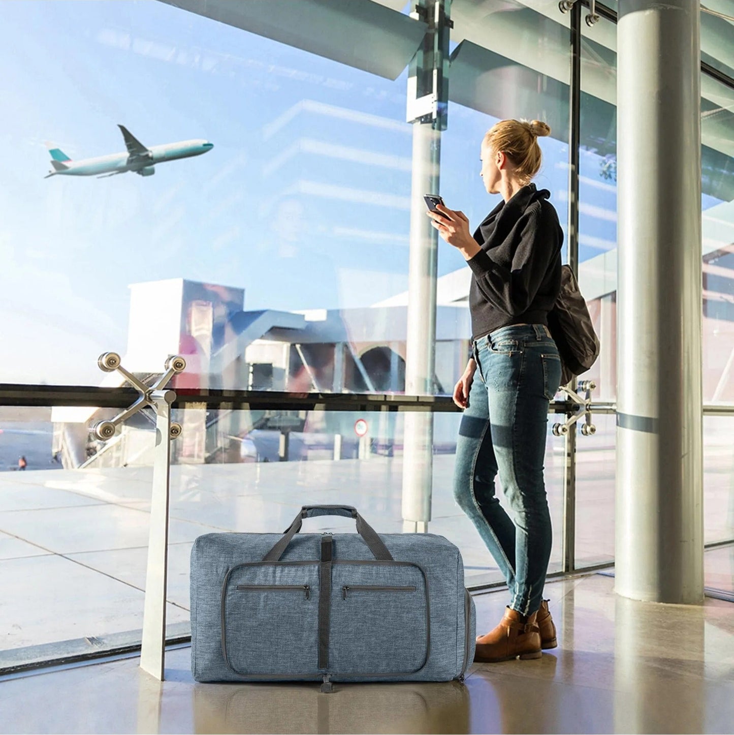 femme a l'aeroport avec sac de voyage pliable grande capacité 65L