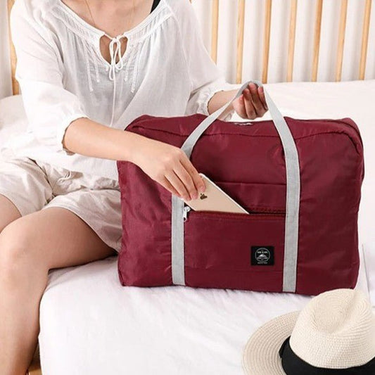 femme avec sac de voyage pliable grande capacité
