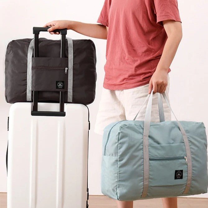 homme avec deux  sac de voyage pliable grande capacité et une valise