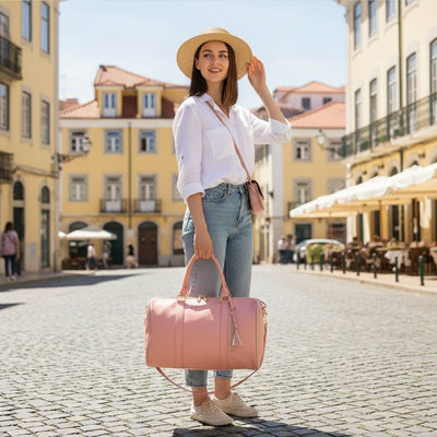 femme en ville avec sac de voyage pliable