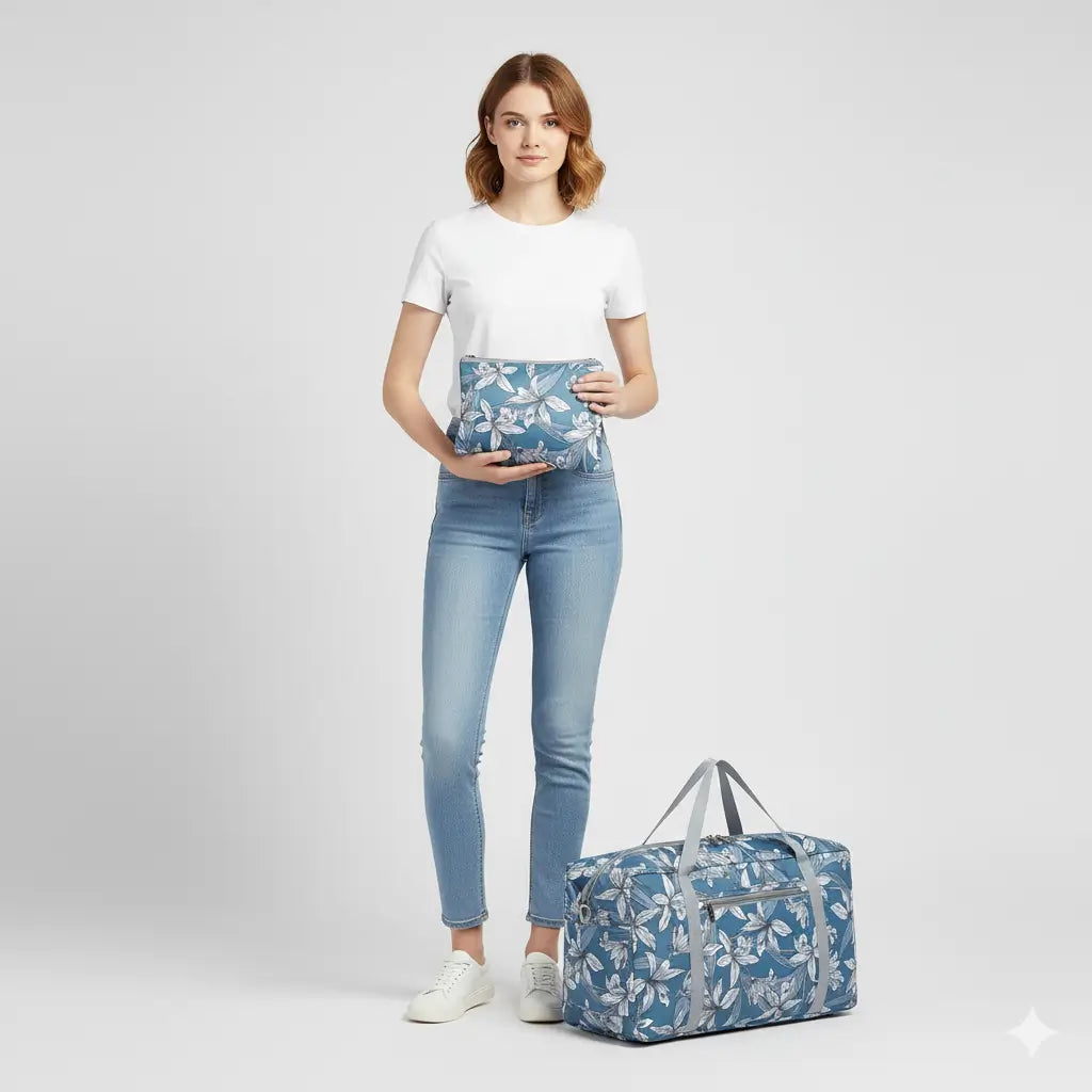 femme avec sac de voyage pliant