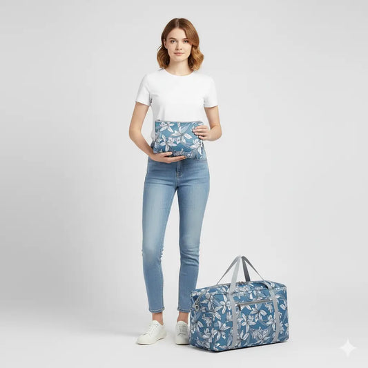 femme avec sac de voyage pliant