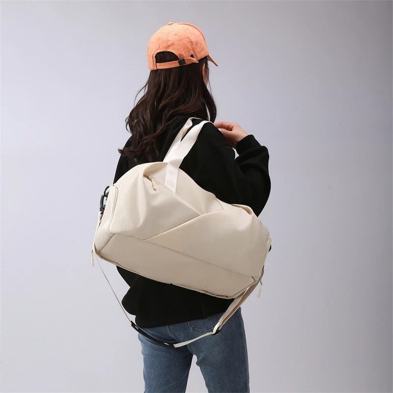 femme avec sac de voyage week end tendance en bandouliere