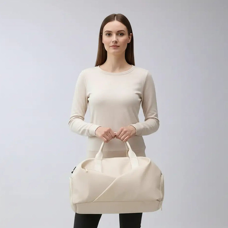 femme qui tient un sac de voyage week-end tendance léger