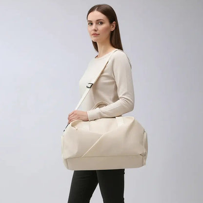 femme de profil avec un sac de voyage week-end tendance en bandoulière