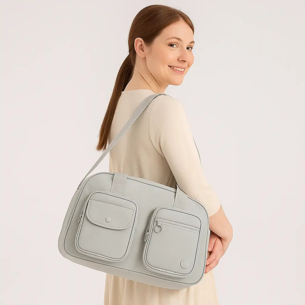 femme élégante avec sac de voyage weekend femme extensible
