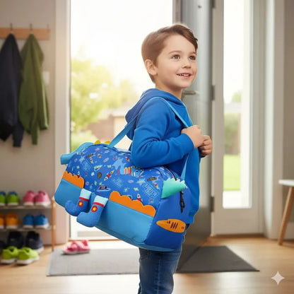 garçon avec un sac enfant de voyage dinosaure