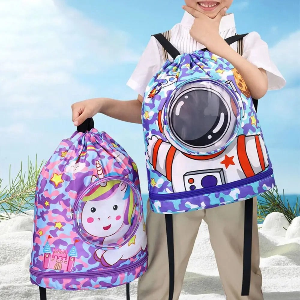 garçon avec deux sac piscine enfant compartiment étanche