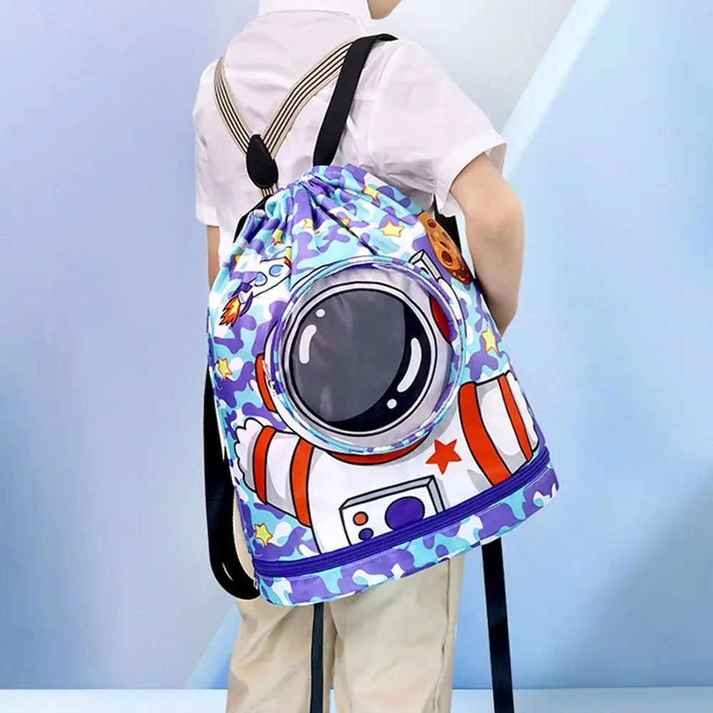 garçon qui porte un sac piscine enfant compartiment étanche léger