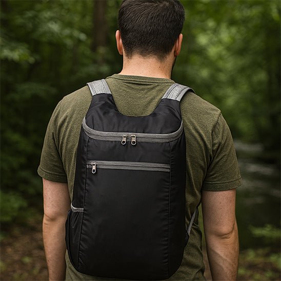 homme avec un sac pliable de voyage léger et résistant ergonomique dans la nature